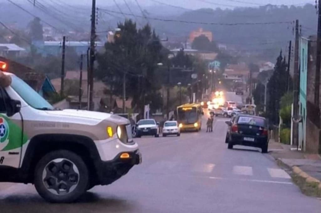 Homem sequestra ônibus e faz passageiros reféns para “reatar relacionamento” em SC