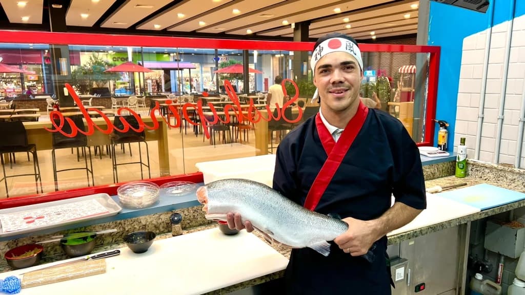 De faxineiro a “sushiman”, trabalhador de Tijucas conta história de superação