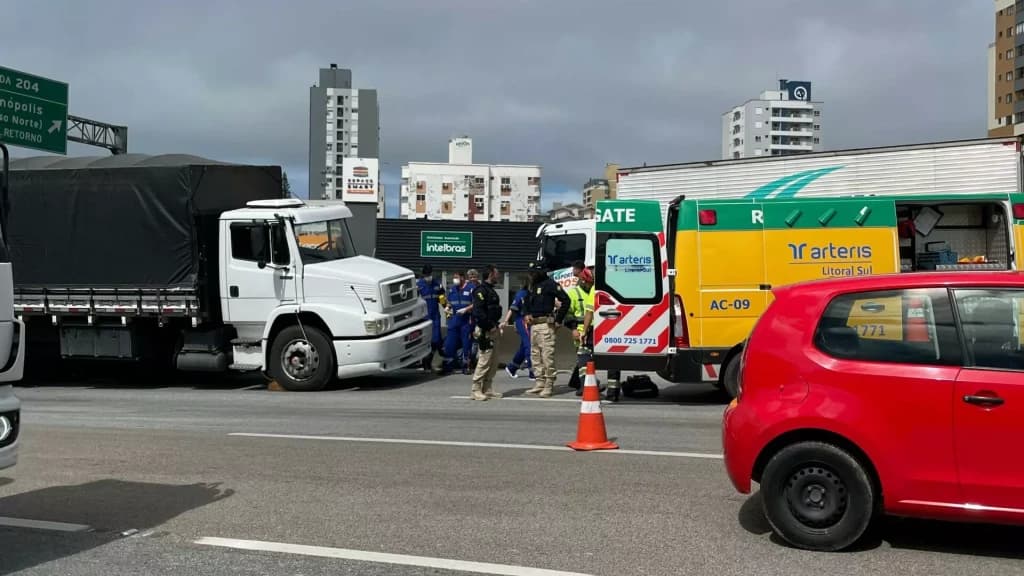 Grave acidente na BR-101 deixa motociclista preso embaixo de caminhão