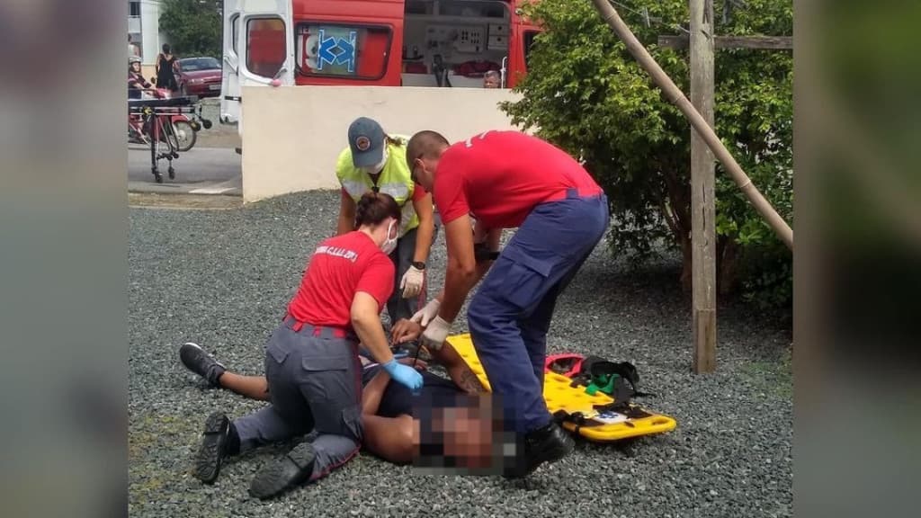 Homem em surto psicótico agride criança e idoso em Penha