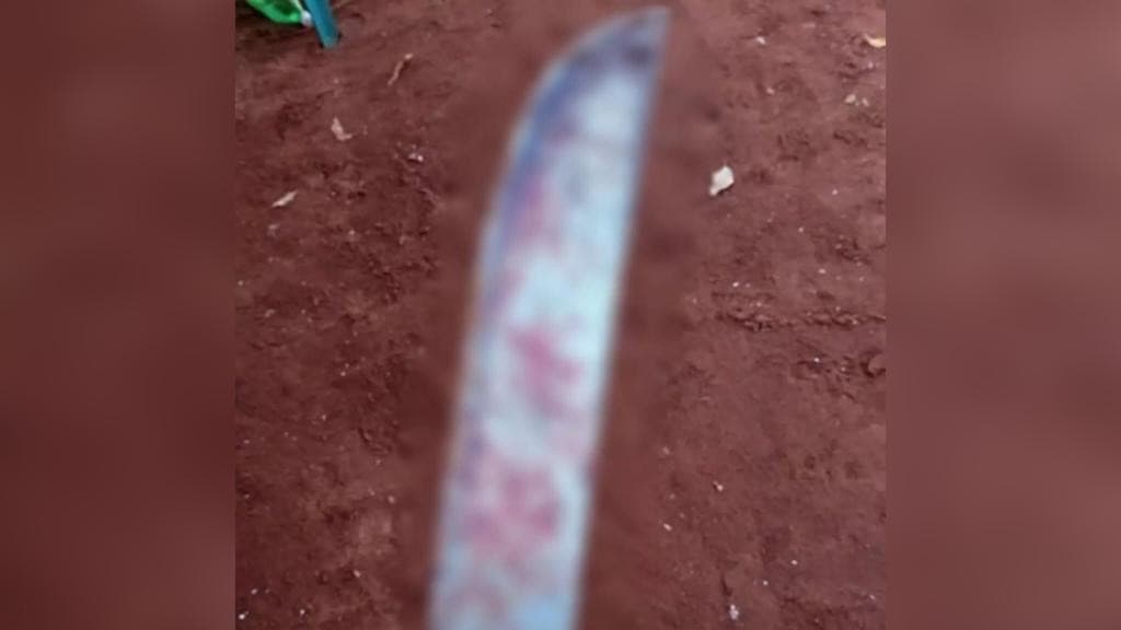 Mãe flagra adolescente de 13 anos estuprando a filha e o mata com golpe de facão na cabeça