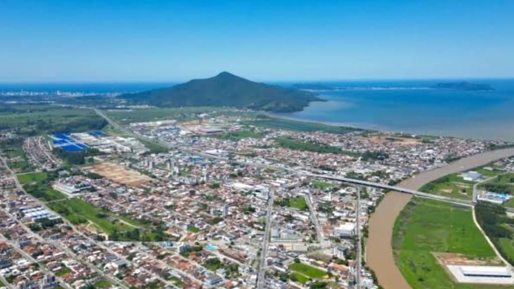 Último fim de semana de verão em SC tem calorão e chuva