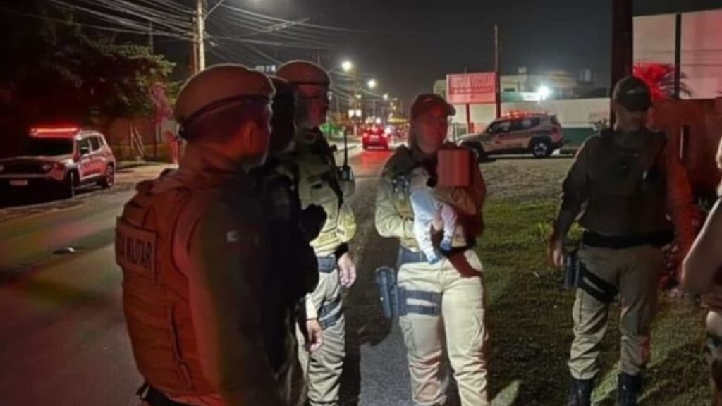 Bebê de 14 dias é salvo por policiais após parar de respirar