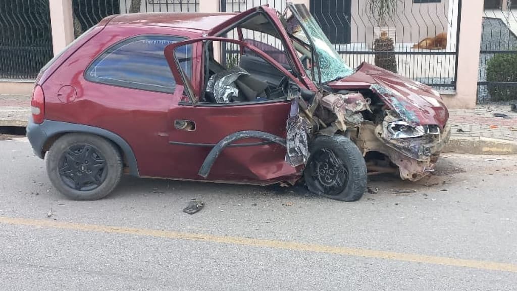 Motorista embriagado colide com muro de residência e foge a pé em São João Batista