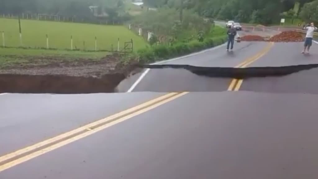 Erosão provoca cratera enorme em rodovia de SC
