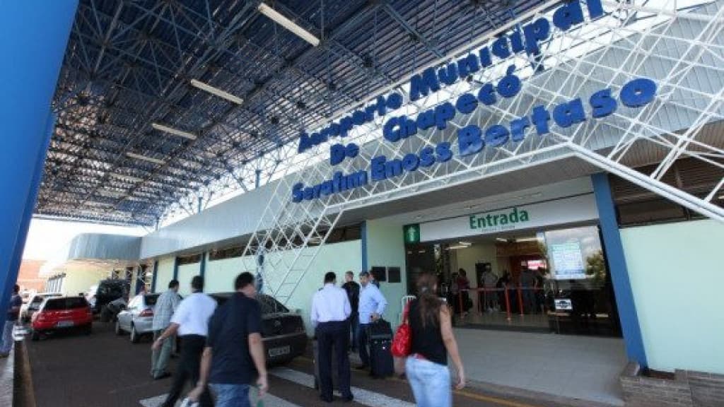 Avião faz pouso forçado em Chapecó e deixa feridos