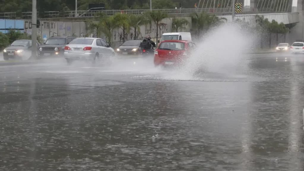 Defesa Civil alerta para temporais com risco de alagamentos em SC