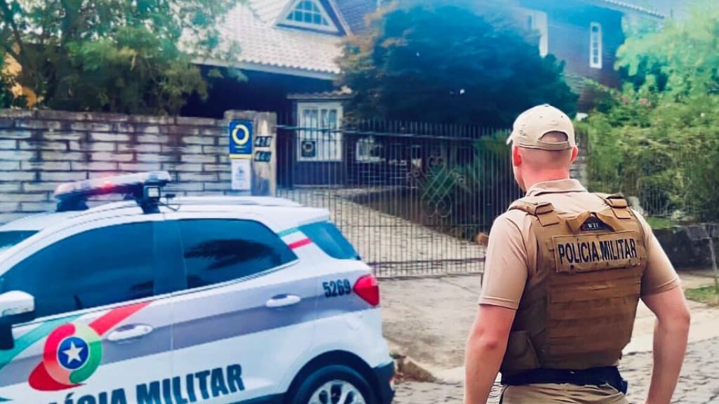 Motorista bêbado é preso após tentar atropelar esposa, filhos e netos com veículo