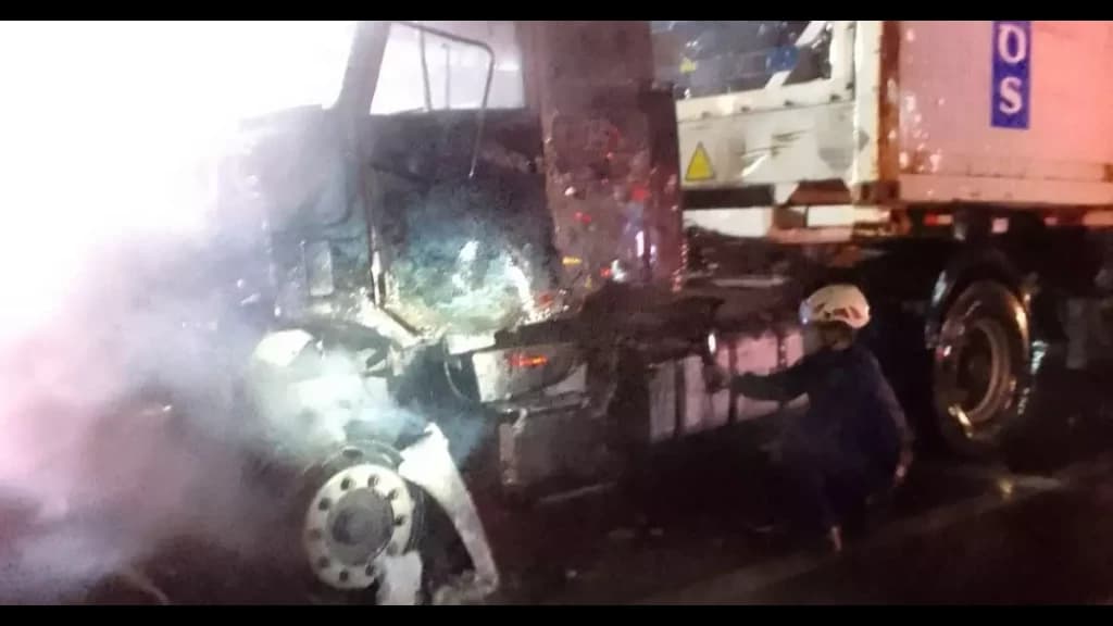 Caminhão com carga de fios de lã pega fogo na BR-101, em Itajaí