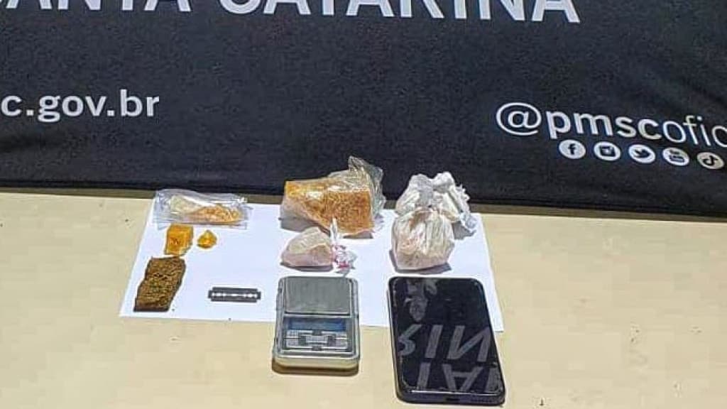 Homem engole bucha de crack para fugir da PM, mas não contava com a paciência dos agentes
