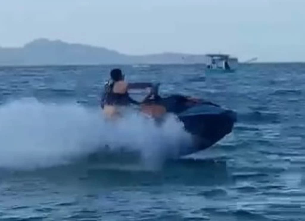 Mulher flagra homem pilotando jet ski nas margens de praia em Porto Belo