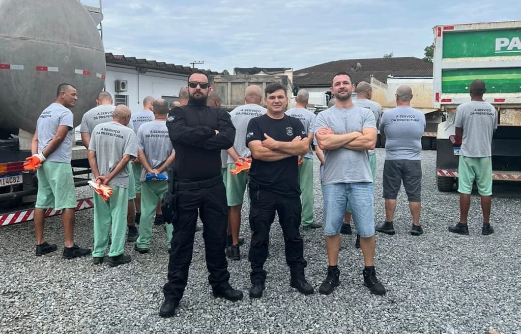 Detentos de Tijucas e Itapema são enviados para limpar as ruas após enchente no Vale