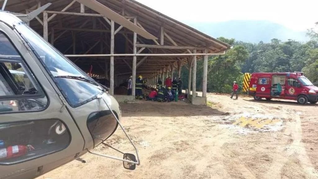 Viga de galpão cai e deixa trabalhador gravemente ferido