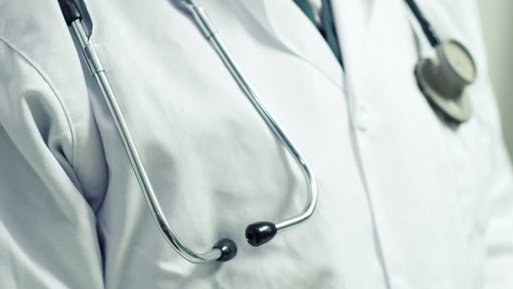 Médico que prometia cura do câncer é impedido de atuar em Balneário Camboriú