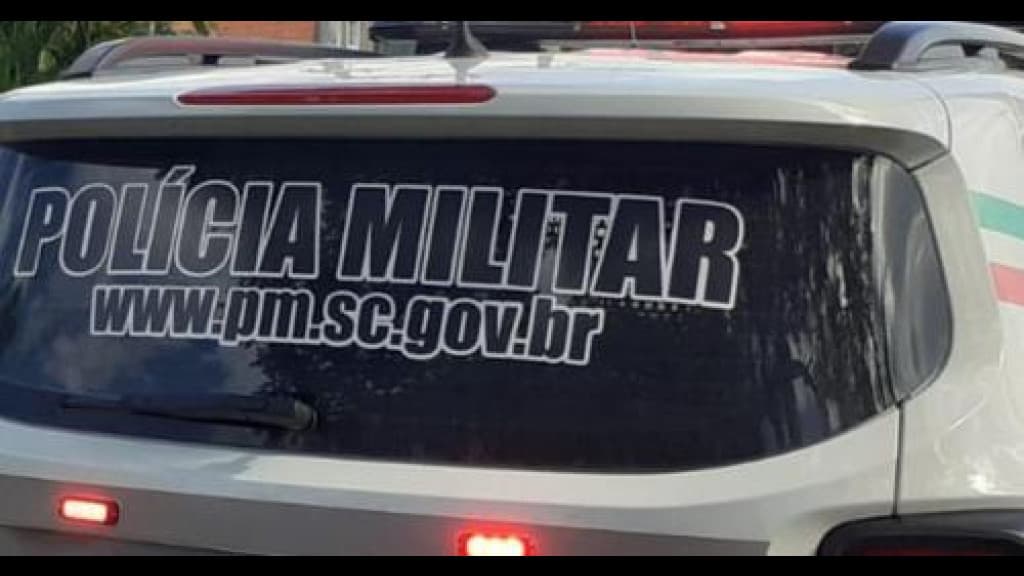 Homem é preso após agredir policial e quebrar viatura