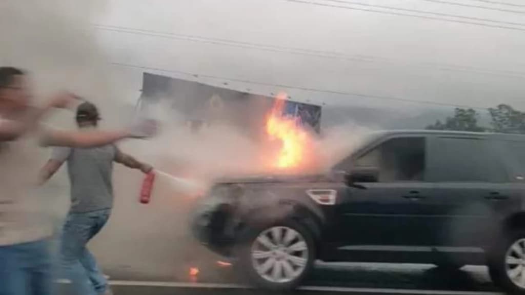 Carro pega fogo na BR-101, em Itapema