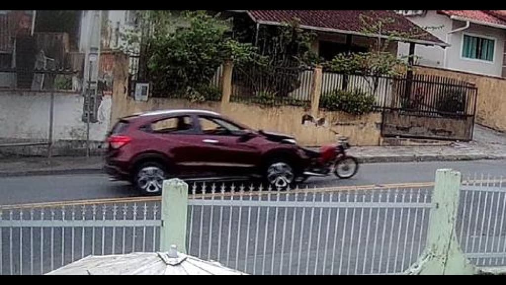 Motorista foge após carro arrastar moto com duas pessoas