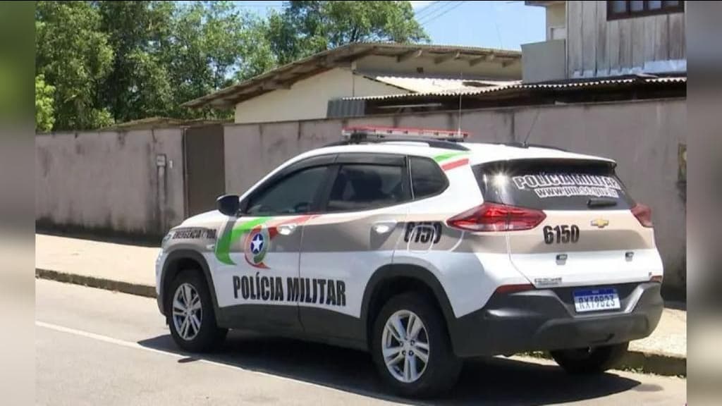 Criança encontra a mãe morta após discussão com o pai