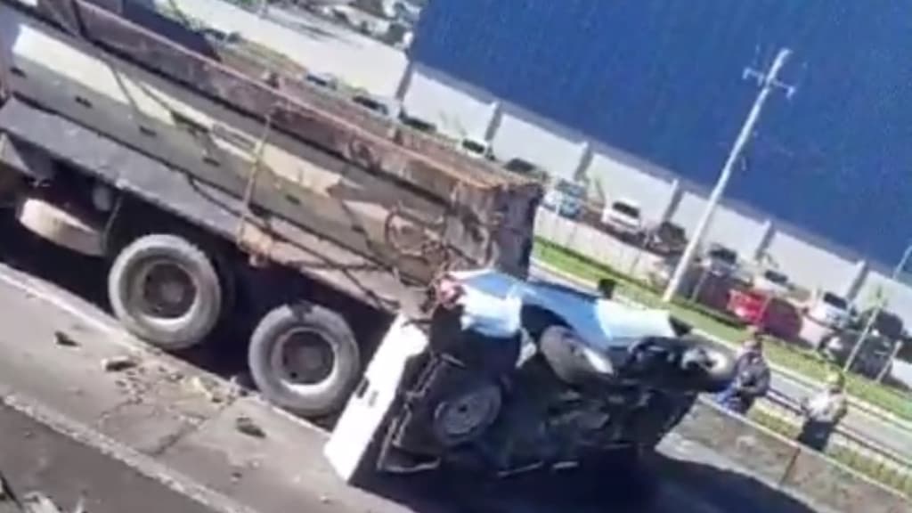 Capotamento causa trânsito de 11 km na BR-101 em Itajaí
