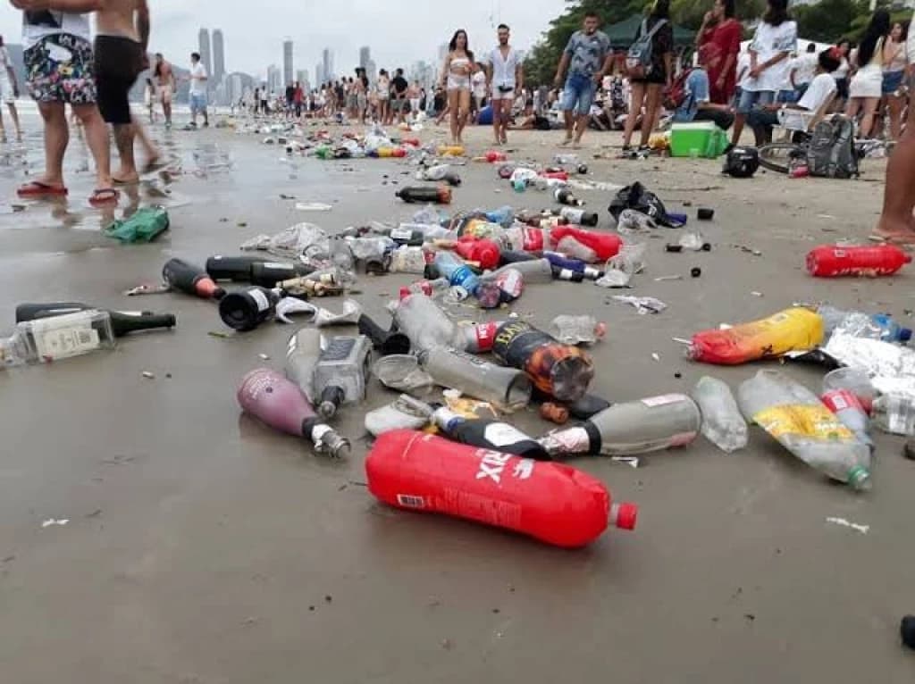 “Os Caça Caga Praia”: moradores de Itapema criam grupo para expor “porcões”