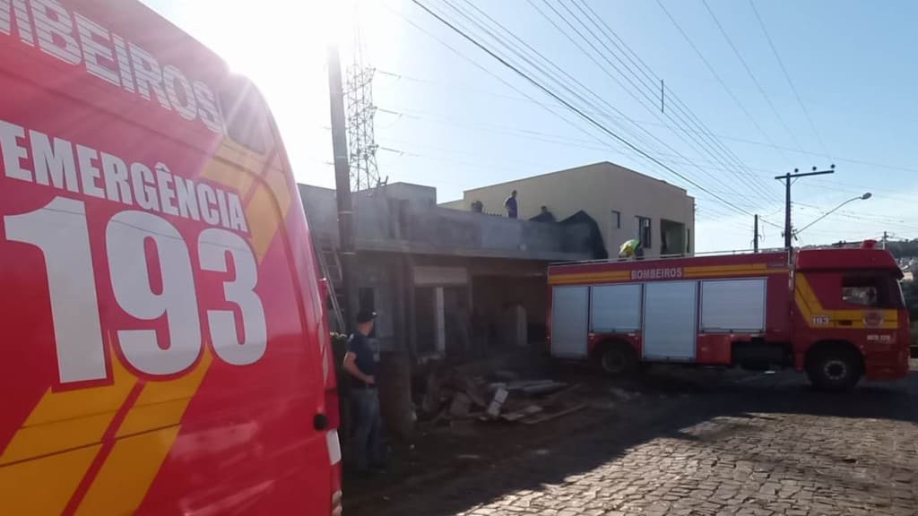 Trabalhador escapa de perigo mortal após queda de caixa d”água em construção