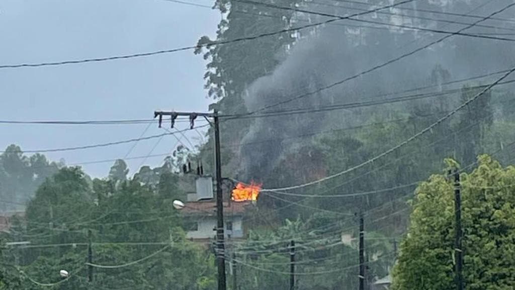 URGENTE: Raio atinge morro, causa incêndio e coloca residências em risco, em São João Batista