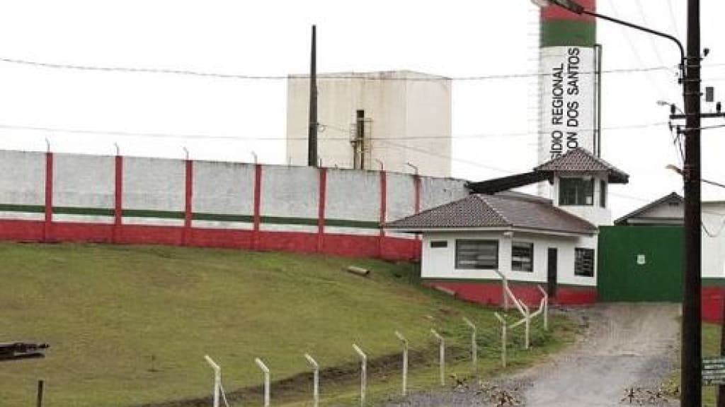 Mulher engole embalagens de drogas e tem convulsão durante visita a marido preso