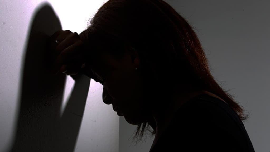 Homem é preso após tentar matar companheira asfixiada com um travesseiro