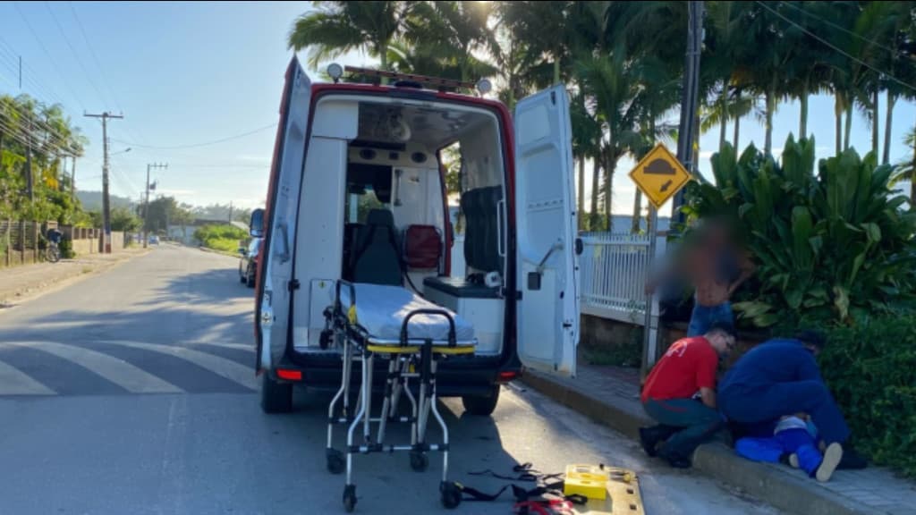 URGENTE: Menino de oito anos é atropelado a caminho da escola em São João Batista