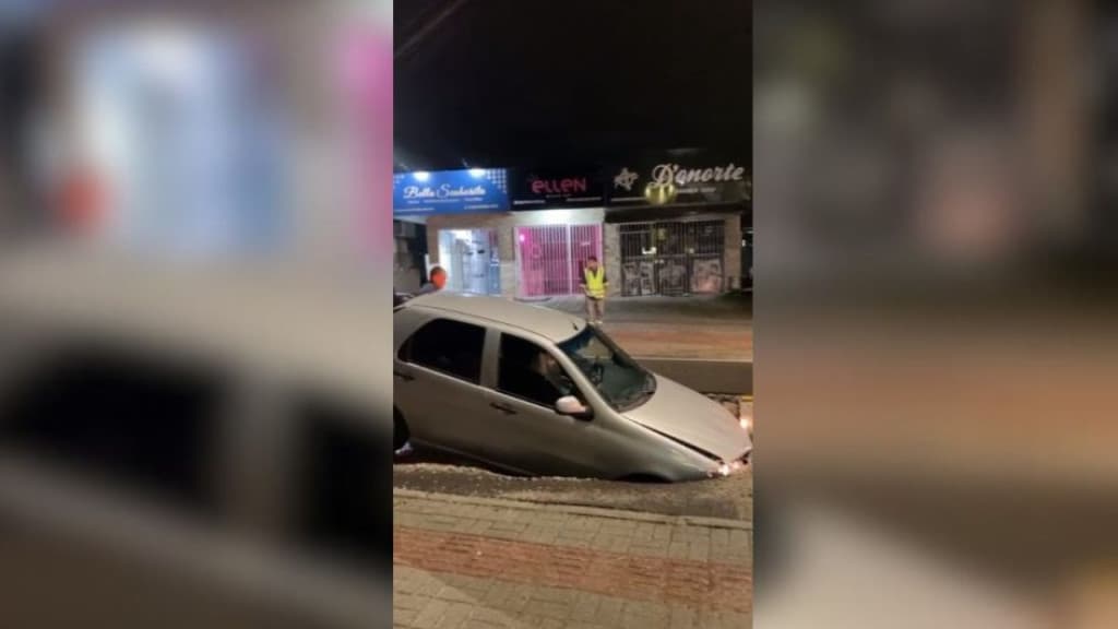 Carro é “engolido” por cratera após asfalto ceder em Florianópolis