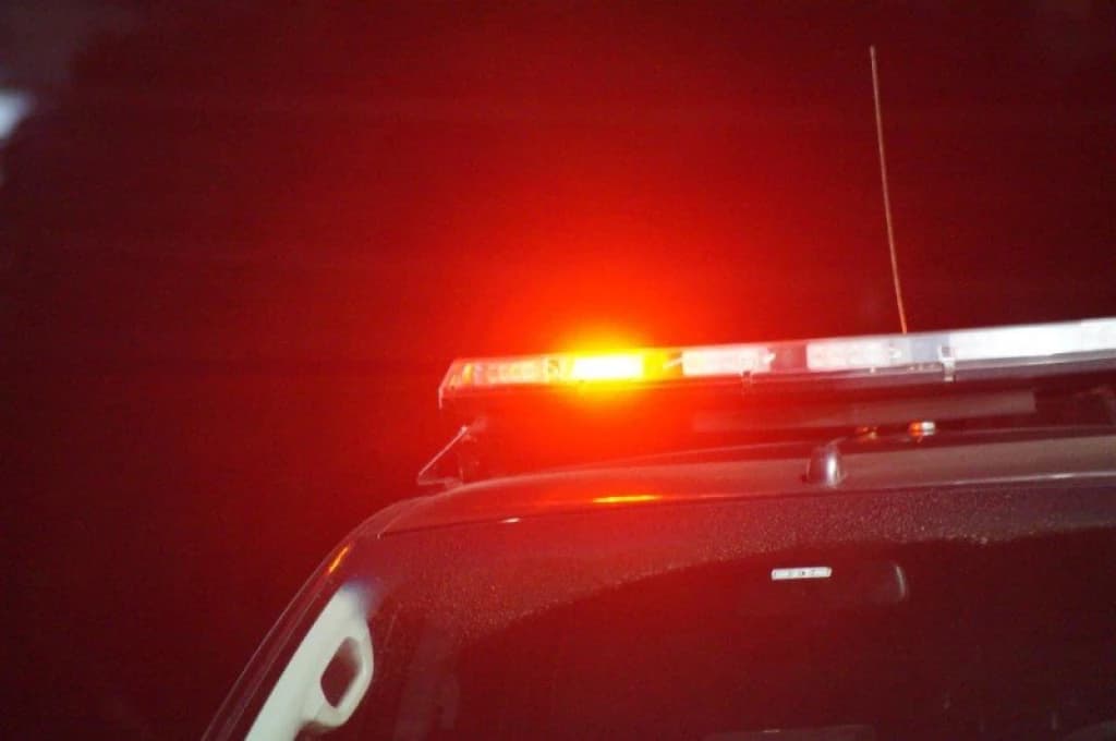 Mulher aceita carona em saída de festa e acaba remessada de carro em movimento