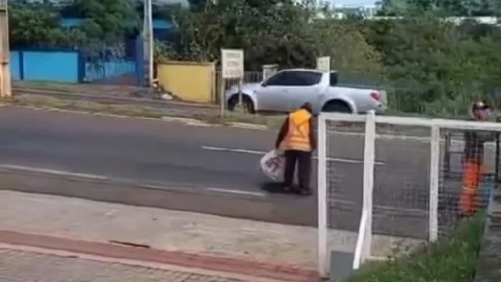 Moradores flagram funcionários “socando” asfalto em SC e ficam chocados