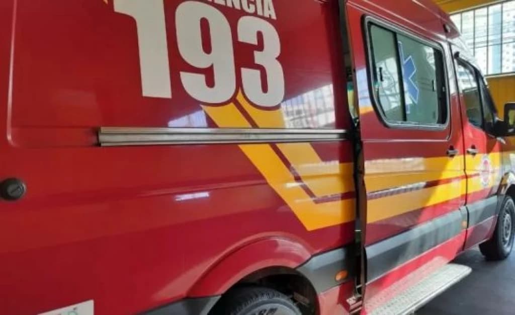 Mulher é arremessada para fora do carro pelo marido em SC