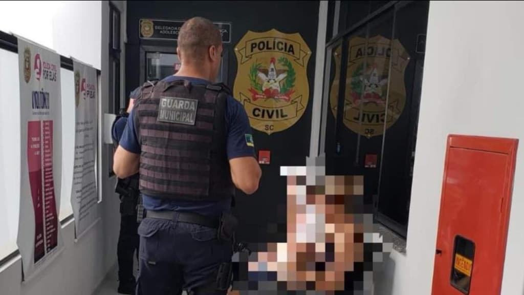 Pai e madrasta são presos após agredir menino de 4 anos em SC