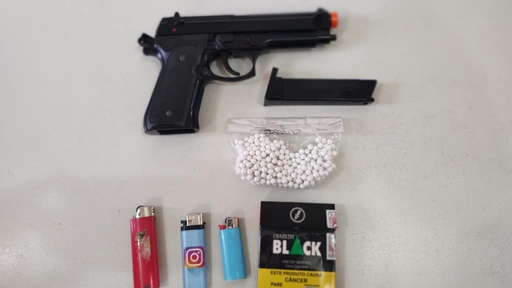 Adolescente é flagrado com arma de brinquedo em escola de SC