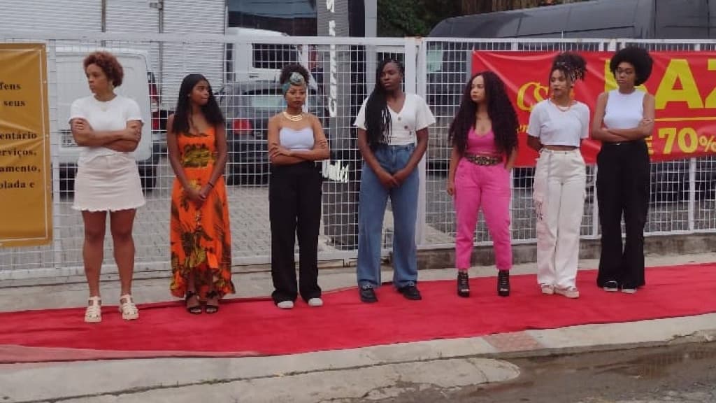 Finalistas de concurso protestam contra o racismo
