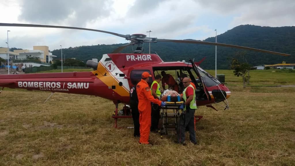Trabalhador é socorrido por Arcanjo após sofrer queda em obra de Florianópolis
