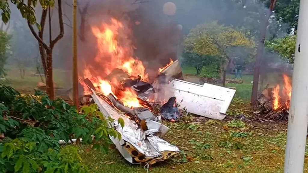 Avião monomotor cai em praça e mata 5 pessoas