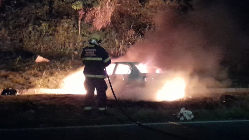 Briga de trânsito termina com carro incendiado e dois detidos