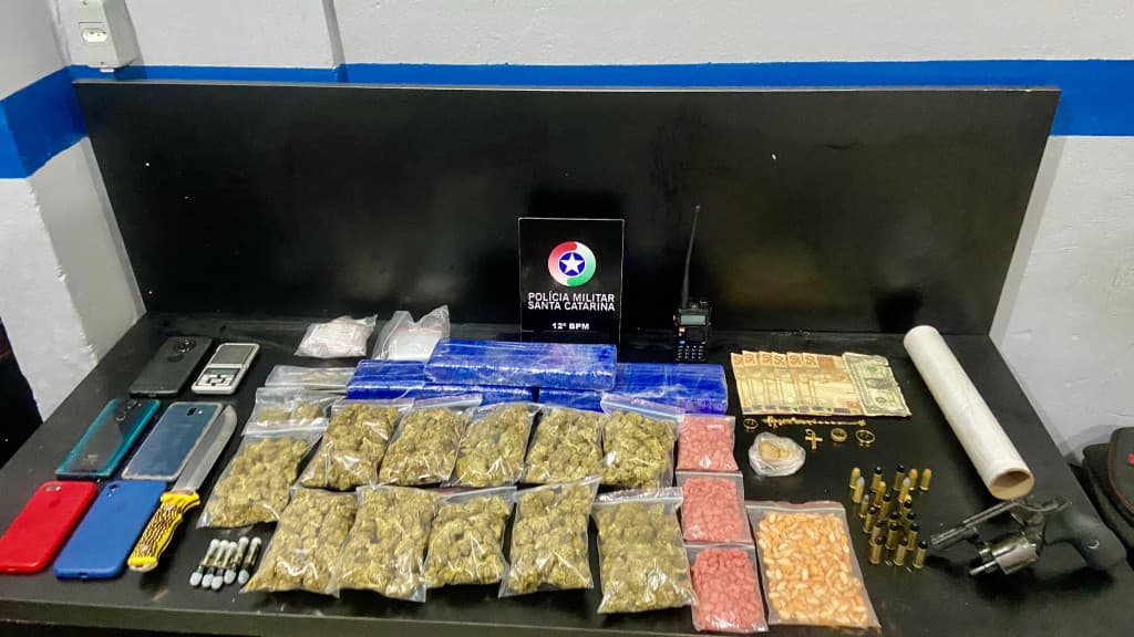 Três homens e um adolescente são detidos com drogas e munições em Camboriú