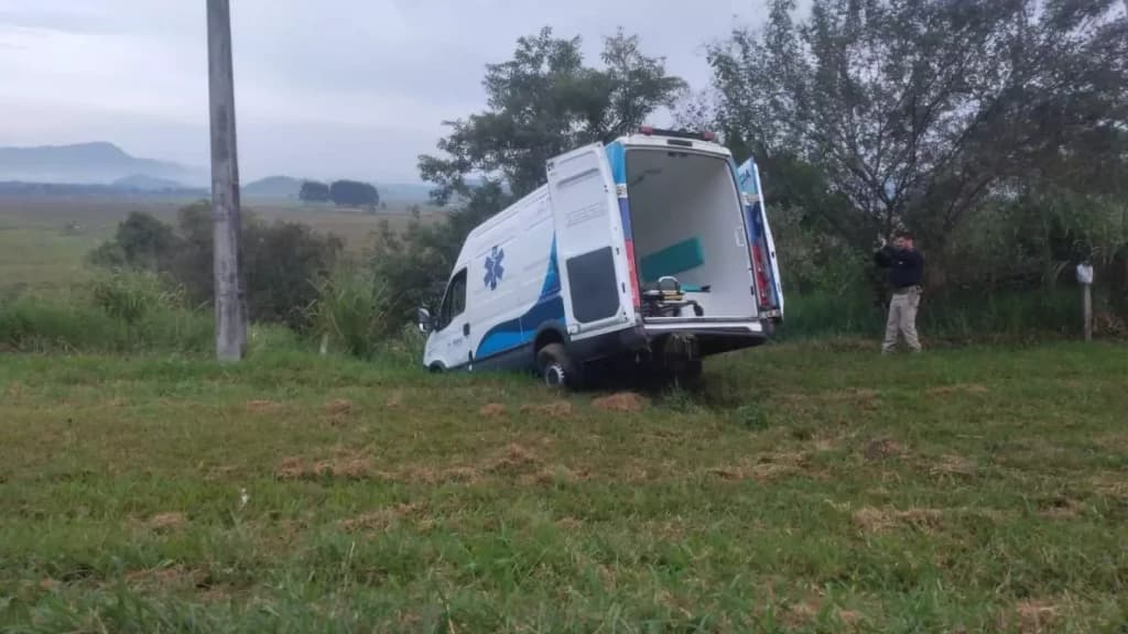 Ambulância quase cai em barranco para evitar colisão com motocicleta em Penha