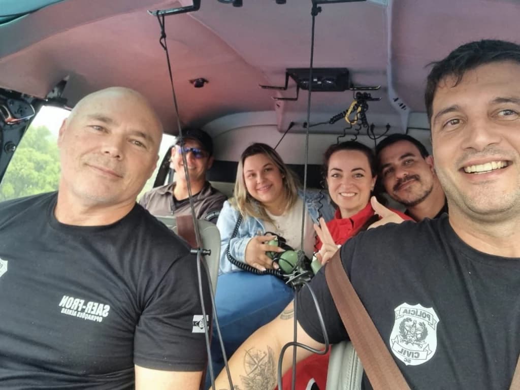 Jovem presa em engarrafamento é resgatada de helicóptero para fazer transplante