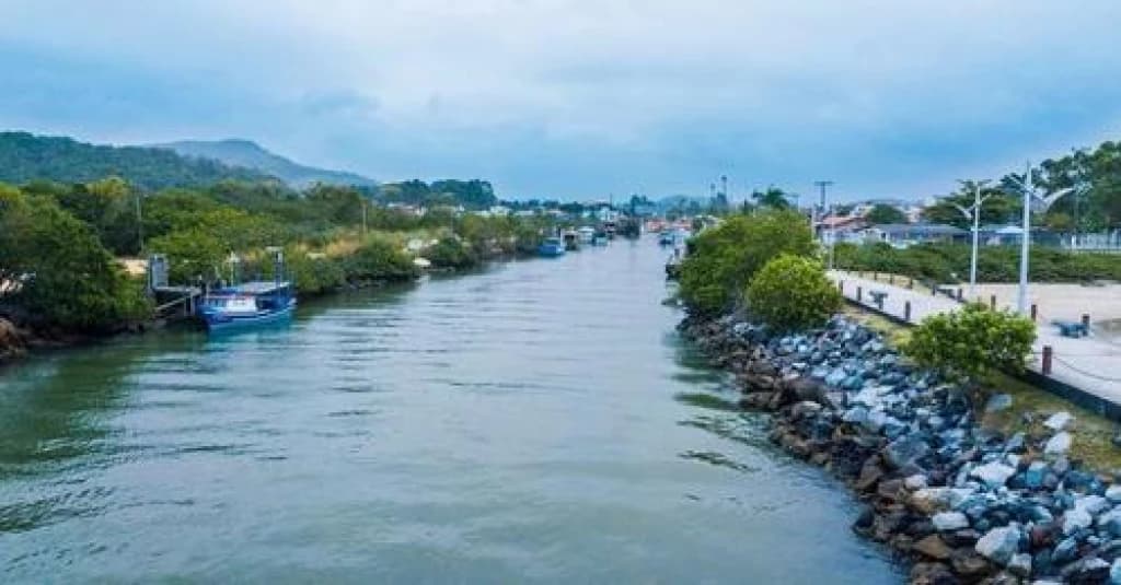 Corpo de homem é encontrado por pescador em rio de Balneário Piçarras