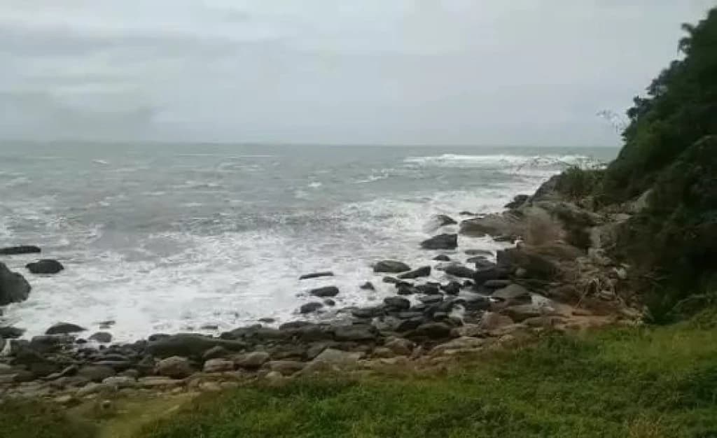 Corpo encontrado no mar pode ser de pescador desaparecido em Bombinhas