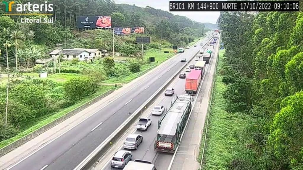 Acidente interdita a BR-101 e deixa o trânsito lento em Itapema