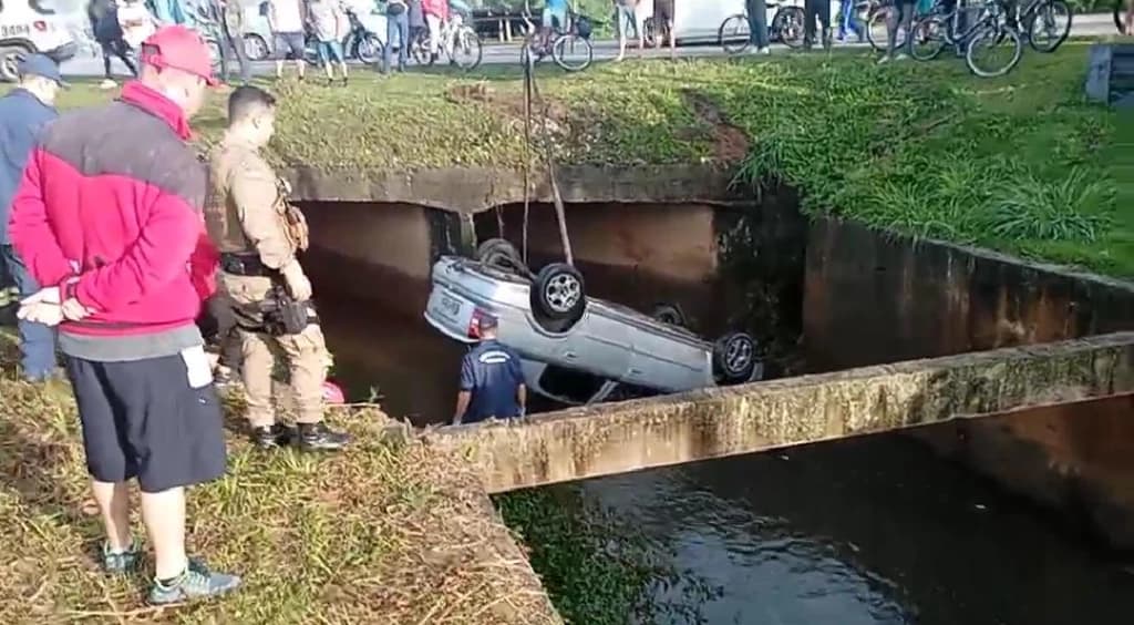 Motorista morre após carro cair em vala na SC-410 em São João Batista