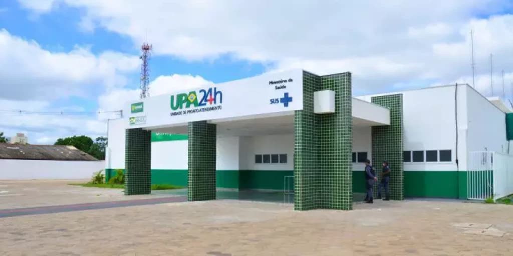 Adolescente substitui água por alvejante na garrafa do irmão para tentar matá-lo