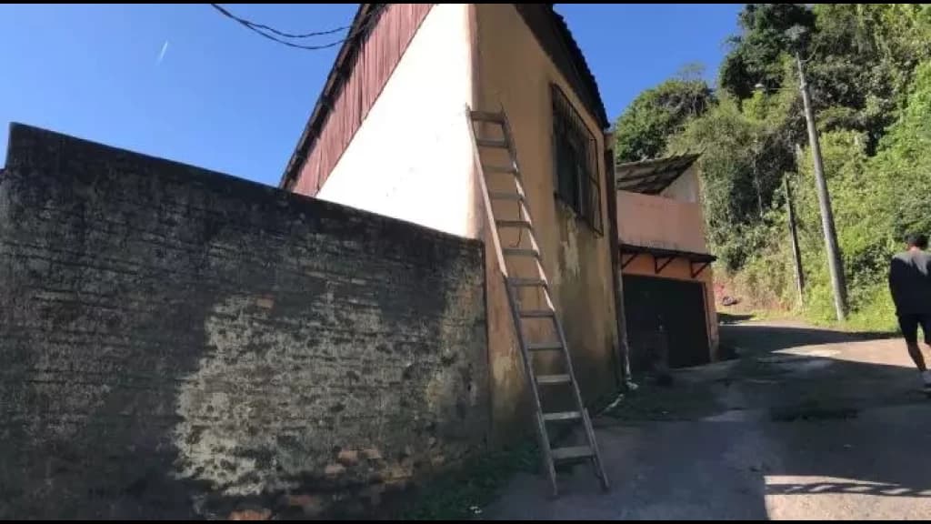 Homem sofre queda ao tentar resgatar cachorro do telhado em Blumenau