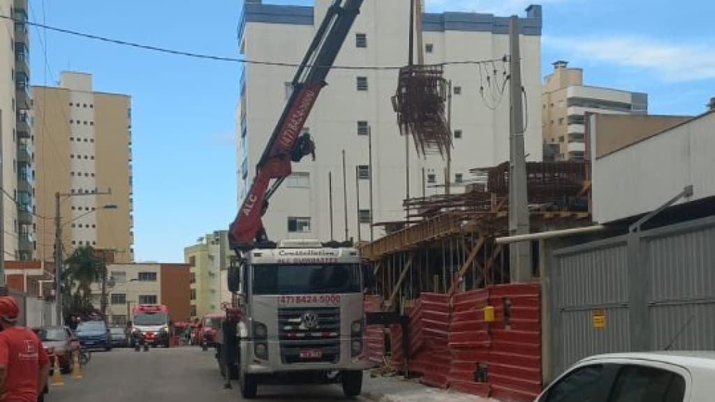 Homem sofre descarga elétrica e cai de altura de três metros em Itapema