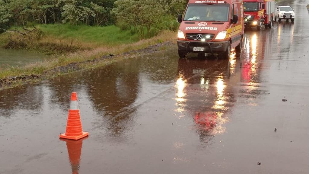 Carro cai em açude e pai salva a vida dos filhos em Santa Catarina